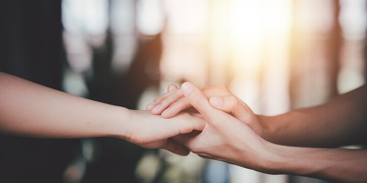 Holding Hands Married Изображения: просматривайте стоковые фотографии, векторные